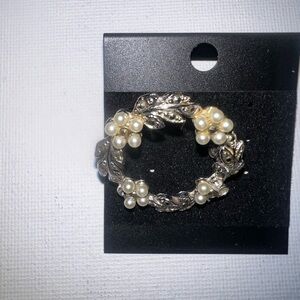 ♦️ Vintage Trifari silver tone faux pearl wreath brooch. Used‎